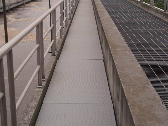 wastewater-treatment-walkway-covered-grating
